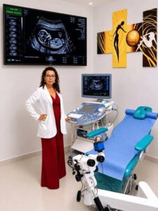 Dra. Karaly Castillo, ginecóloga y obstetra en Cancún